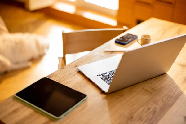 Gemütliche Arbeitsfläche Mit Laptop Und Tablet Sonnigem Raum Hause — Stockfoto
