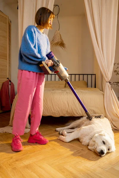 Mujer Aspirando Perro Con Aspiradora Inalámbrica Dormitorio Casa Limpieza Del —  Fotos de Stock