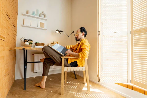 富有创造力的人坐在现代风格公寓的工作空间里放松地读着一些书 创意和家庭办公概念 — 图库照片
