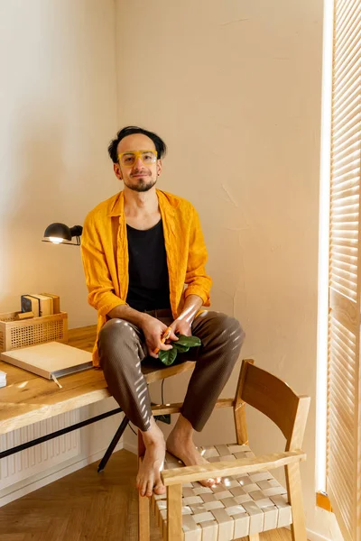 Портрет Креативного Человека Сидящего Деревянном Столе Книгами Рабочем Месте Стильной — стоковое фото
