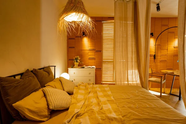 用米色色调 用稻草灯罩和砖墙看卧室的内景 Boho风格的天然材料 — 图库照片
