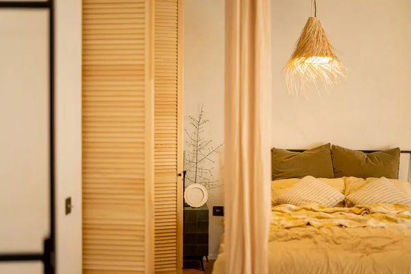内景卧室米色色调与稻草灯罩和衣柜百叶窗 Boho风格的天然材料 — 图库照片