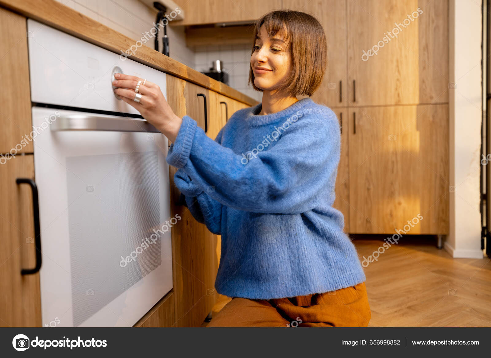 https://st5.depositphotos.com/2793495/65699/i/1600/depositphotos_656998882-stock-photo-woman-controls-oven-cooks-using.jpg