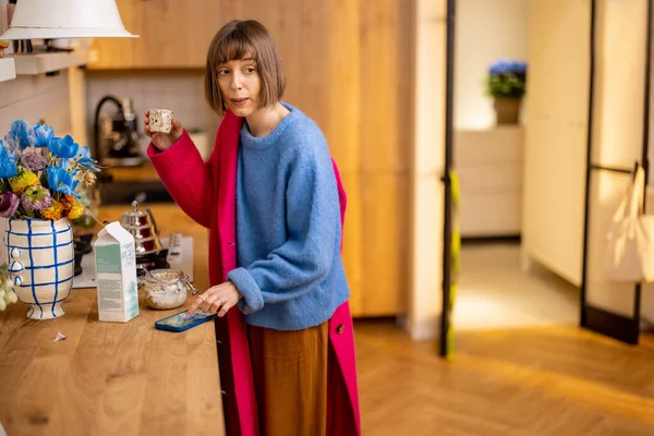 Frau Eilt Aus Dem Haus Zieht Mantel Beendet Ihren Kaffee — Stockfoto