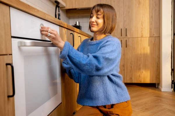 Mulher Controla Forno Cozinha Usando Aparelhos Cozinha Moderna Casa Conceito — Fotografia de Stock