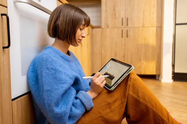 Mujer Diseñando Interior Cocina Una Tableta Digital Mientras Está Sentado — Foto de Stock