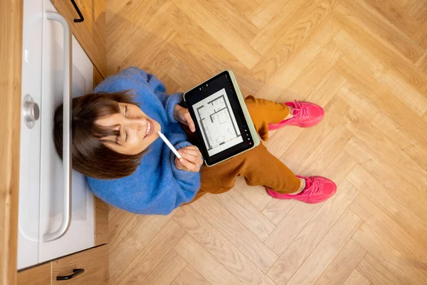 Wanita Kreatif Bekerja Tablet Digital Saat Duduk Lantai Dapur Melihat — Stok Foto