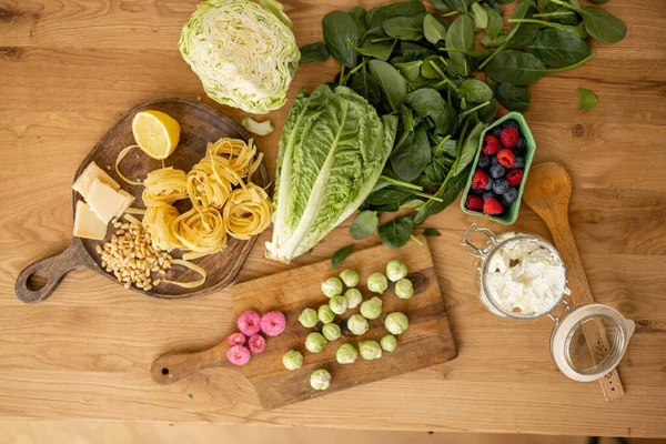 Råa Livsmedelsingredienser För Tillagning Vegetarisk Pasta Träskiva Blad Spenat Broccoli — Stockfoto
