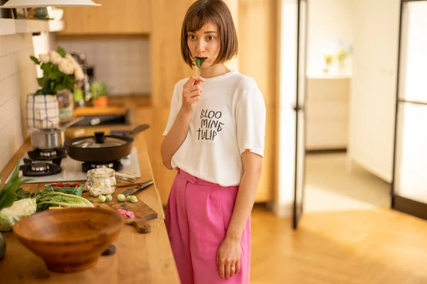 Frustrierte Frau Probiert Spinatblätter Während Sie Hause Der Küche Gesunde — Stockfoto