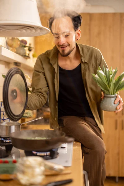 Mann Schaut Mit Dampf Pfanne Während Hause Der Küche Gesundes — Stockfoto