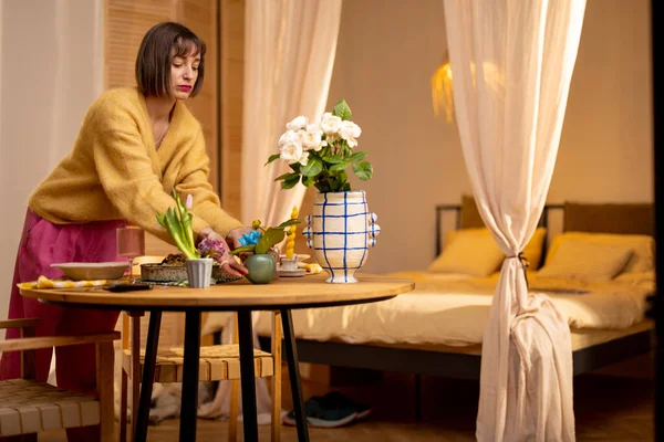 Nainen Koristaa Ruokapöytä Kukkia Valmistautuu Juhlava Romanttinen Illallinen Kotona — kuvapankkivalokuva
