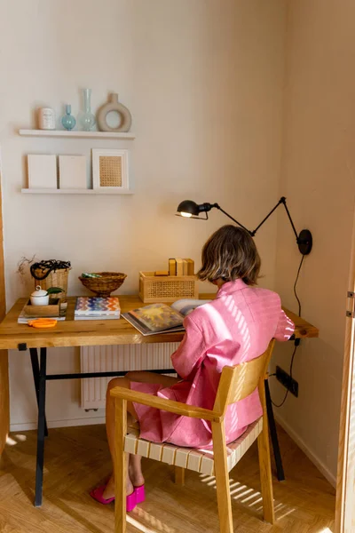 Frau Rosafarbenen Anzug Liest Ein Buch Während Sie Arbeitsplatz Einem — Stockfoto