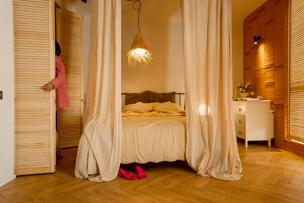 Vista Interior Del Dormitorio Tonos Beige Con Pantalla Paja Dosel — Foto de Stock