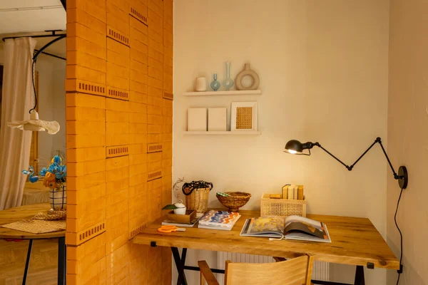 Wnętrze Obszaru Roboczego Drewnianym Stołem Krzesłem Lampą Stylowym Apartamencie Typu — Zdjęcie stockowe