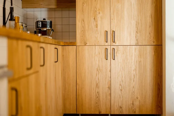 黒いハドルとオークのベナーで作られたキッチンファサードのクローズアップ — ストック写真