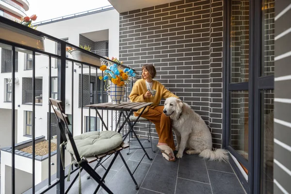 Die Junge Frau Sitzt Mit Ihrem Hund Auf Dem Balkon — Stockfoto