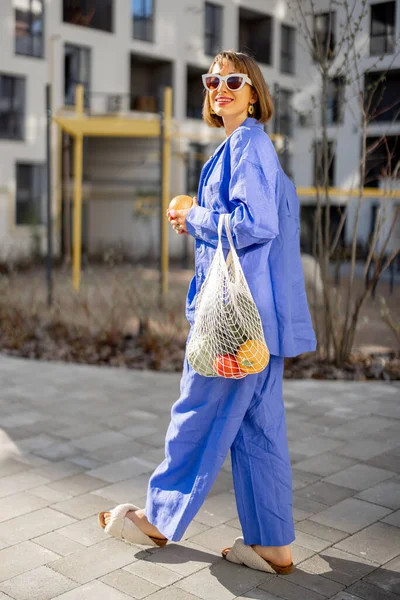 Молодая Женщина Голубой Пижаме Гуляет Мешком Свежих Фруктов Овощей Внутреннем — стоковое фото