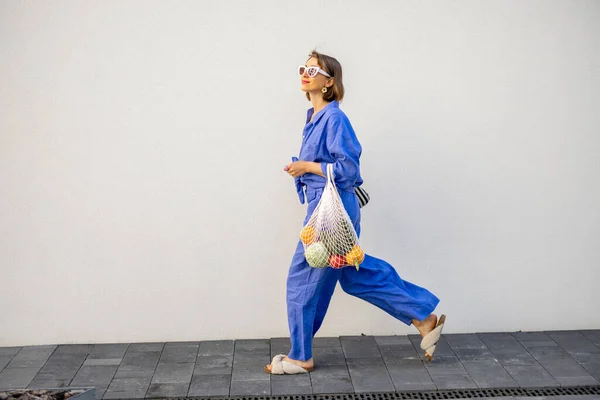 Mujer Pijama Azul Camina Con Bolsa Malla Llena Frutas Frescas — Foto de Stock
