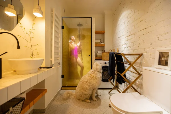 Mulher Toma Banho Com Seu Cão Esperando Nas Proximidades Banheiro — Fotografia de Stock