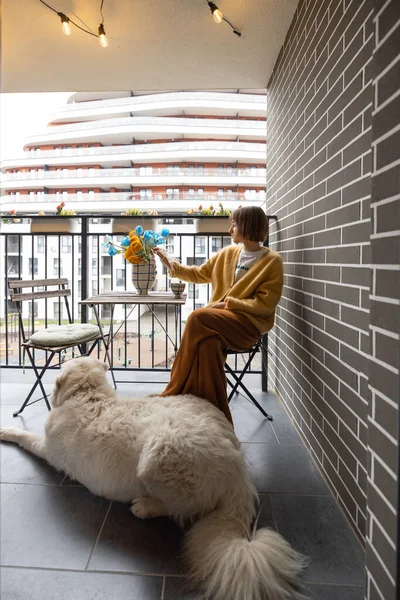 Jovem Senta Com Seu Cachorro Varanda Desfrutando Uma Bebida Café — Fotografia de Stock