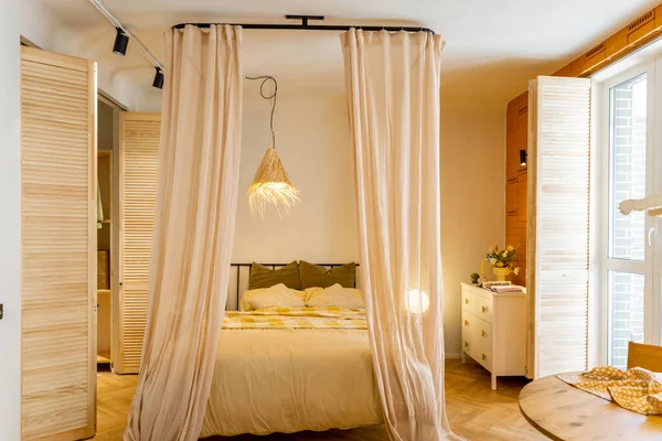 内景卧室米色色调与稻草灯罩和衣柜百叶窗 Boho风格的天然材料 — 图库照片