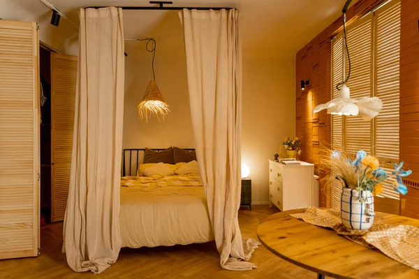内景卧房米色色调的稻草灯罩和天篷 Boho风格的天然材料 — 图库照片