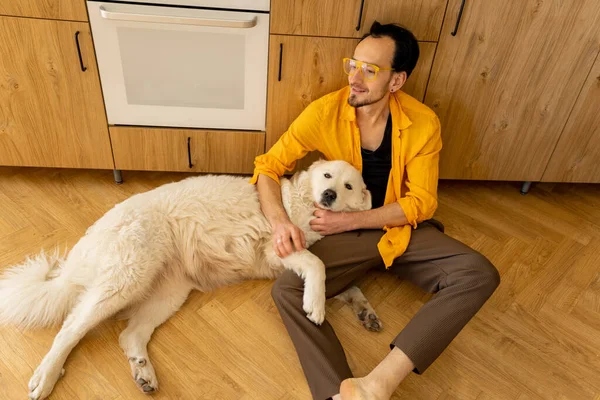 Människan Tillbringar Gärna Fritiden Med Hund Köket Sin Eleganta Lägenhet — Stockfoto