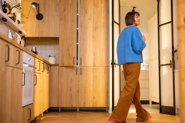 厨房的内部与女人行 工作室公寓的内饰风格别致 用木材料制成 家庭生活方式 — 图库照片