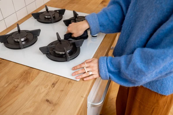 Mulher Limpa Uma Superfície Cozinha Limpeza Equipamentos Cozinha Cozinha Casa — Fotografia de Stock