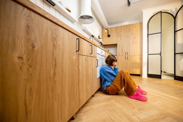 Yalnız Bir Kadın Modern Bir Mekanın Mutfağında Yerde Oturuyor Geniş — Stok fotoğraf