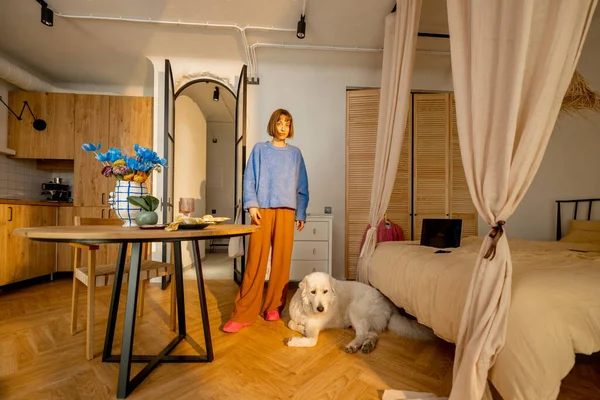 时尚和现代工作室公寓里的女人和狗 — 图库照片