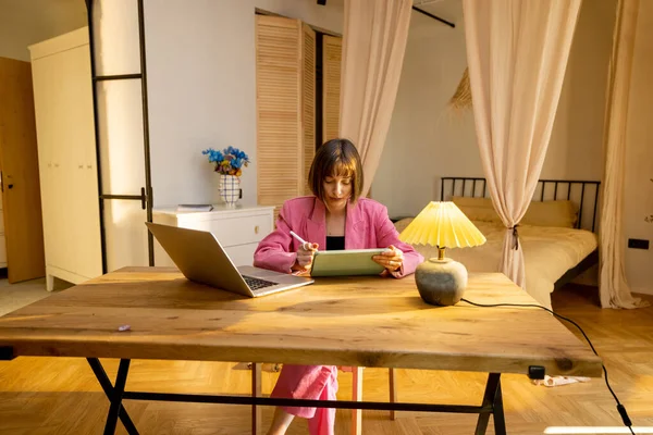Joven Mujer Negocios Traje Rosa Trabaja Una Tableta Digital Acogedora — Foto de Stock