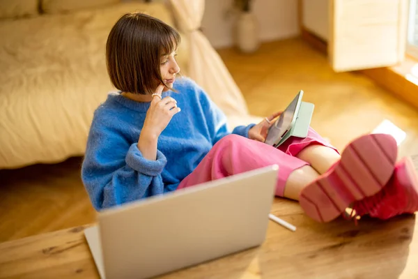 Jonge Vrouw Kleurrijke Casual Kleding Werkt Tablet Laptop Online Terwijl — Stockfoto