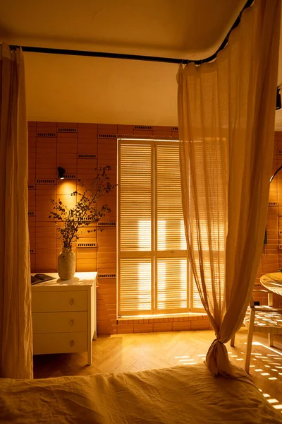 阳光和舒适的工作室公寓与阳光经过百叶窗 用天然材料制成的温暖的内饰 — 图库照片
