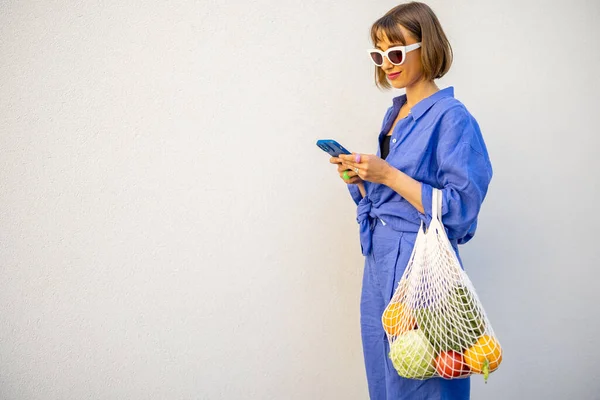 Mujer Pijama Azul Camina Con Bolsa Malla Llena Frutas Frescas — Foto de Stock