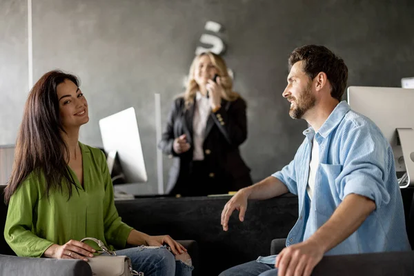 Alegre Hombre Mujer Hablar Mientras Está Sentado Junto Mostrador Recepción —  Fotos de Stock