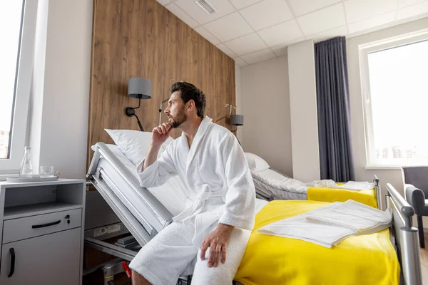 近代病院の病棟に寝たきりになり治療後のリハビリ中 — ストック写真