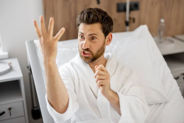 Bir Erkek Hastanın Komik Portresi Iyileşmiş Eline Bakar Bir Ameliyattan — Stok fotoğraf