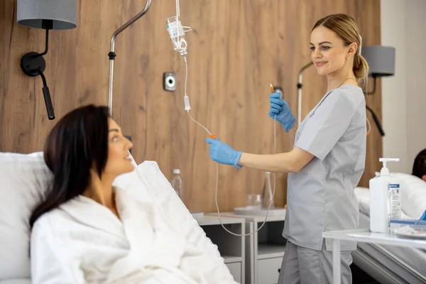 Nurse Prepares Medical Dropper Young Female Patient Resting Modern Ward — Stock Photo, Image
