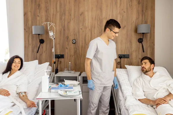 Sykepleier Forbereder Noen Medisinske Prosedyrer Pasienter Medisinsk Avdeling Betegnelse Sykepleier – stockfoto