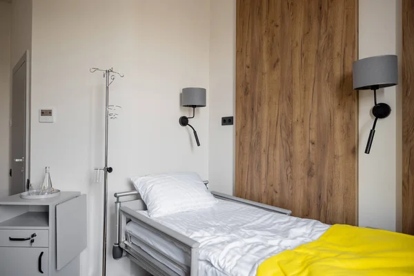 Moderne Nieuwe Particuliere Medische Afdeling Met Comfortabel Bed — Stockfoto