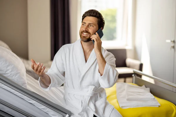 Uomo Durante Riabilitazione Reparto Medico Parlando Telefono Con Suoi Parenti — Foto Stock