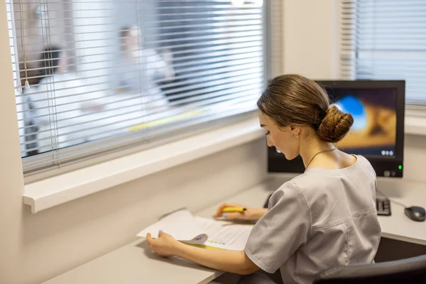 Jonge Verpleegster Zit Inspectieruimte Van Medische Afdeling Gezondheid Van Patiënten — Stockfoto