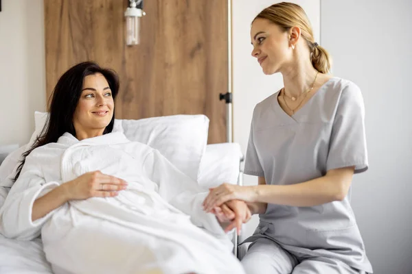 Sjuksköterska Har Ett Samtal Med Kvinnliga Patienter Som Ligger Sängen — Stockfoto