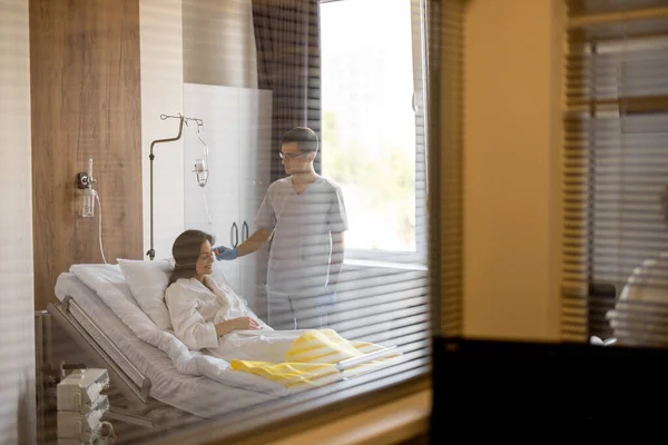 Verpleegster Heeft Een Gesprek Met Vrouwelijke Patiënt Liggend Bed Tijdens — Stockfoto