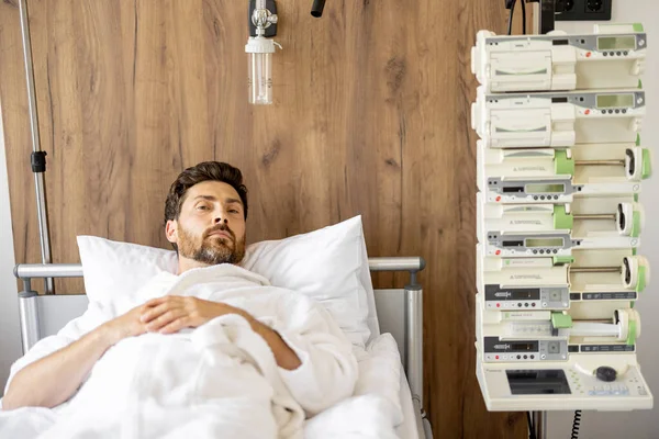 Man Sover Rehabiliteringsperioden Efter Operation Sjukavdelningen — Stockfoto