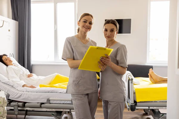 Молоді Медсестри Розмовляють Під Час Зустрічі Медичному Закладі Пацієнти Лежать — стокове фото