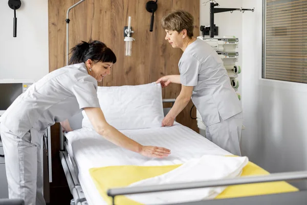Dienstmädchen Machen Das Bett Der Krankenstation Konzept Komfortabler Und Moderner — Stockfoto