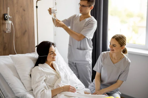 Νοσοκόμα Έχει Μια Συνομιλία Γυναίκα Ασθενή Που Βρίσκεται Στο Κρεβάτι — Φωτογραφία Αρχείου