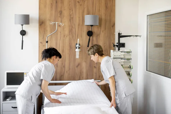 Meisjes Maken Het Bed Medische Afdeling Concept Van Comfortabele Moderne — Stockfoto